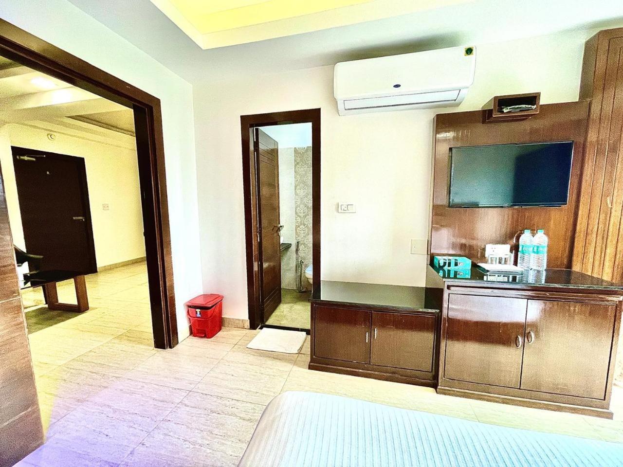 Gr Palace, In Front Of Sea-Beach With Breakfast, Swimming-Pool, Fully Air-Conditioned, Hotel With Parking Availability Puri Ngoại thất bức ảnh