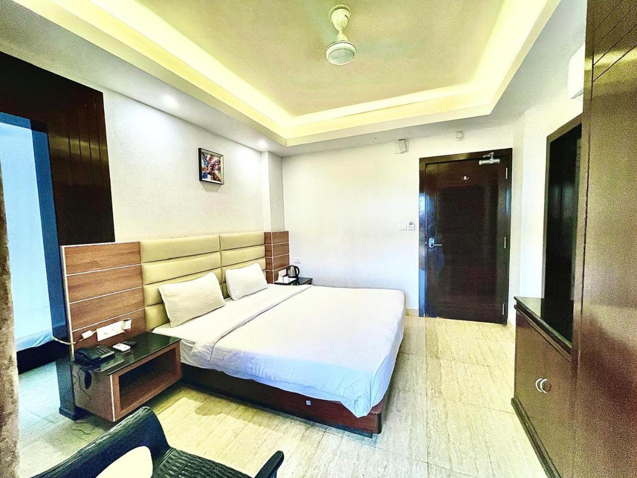 Gr Palace, In Front Of Sea-Beach With Breakfast, Swimming-Pool, Fully Air-Conditioned, Hotel With Parking Availability Puri Ngoại thất bức ảnh