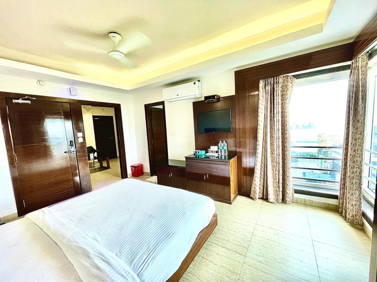 Gr Palace, In Front Of Sea-Beach With Breakfast, Swimming-Pool, Fully Air-Conditioned, Hotel With Parking Availability Puri Ngoại thất bức ảnh