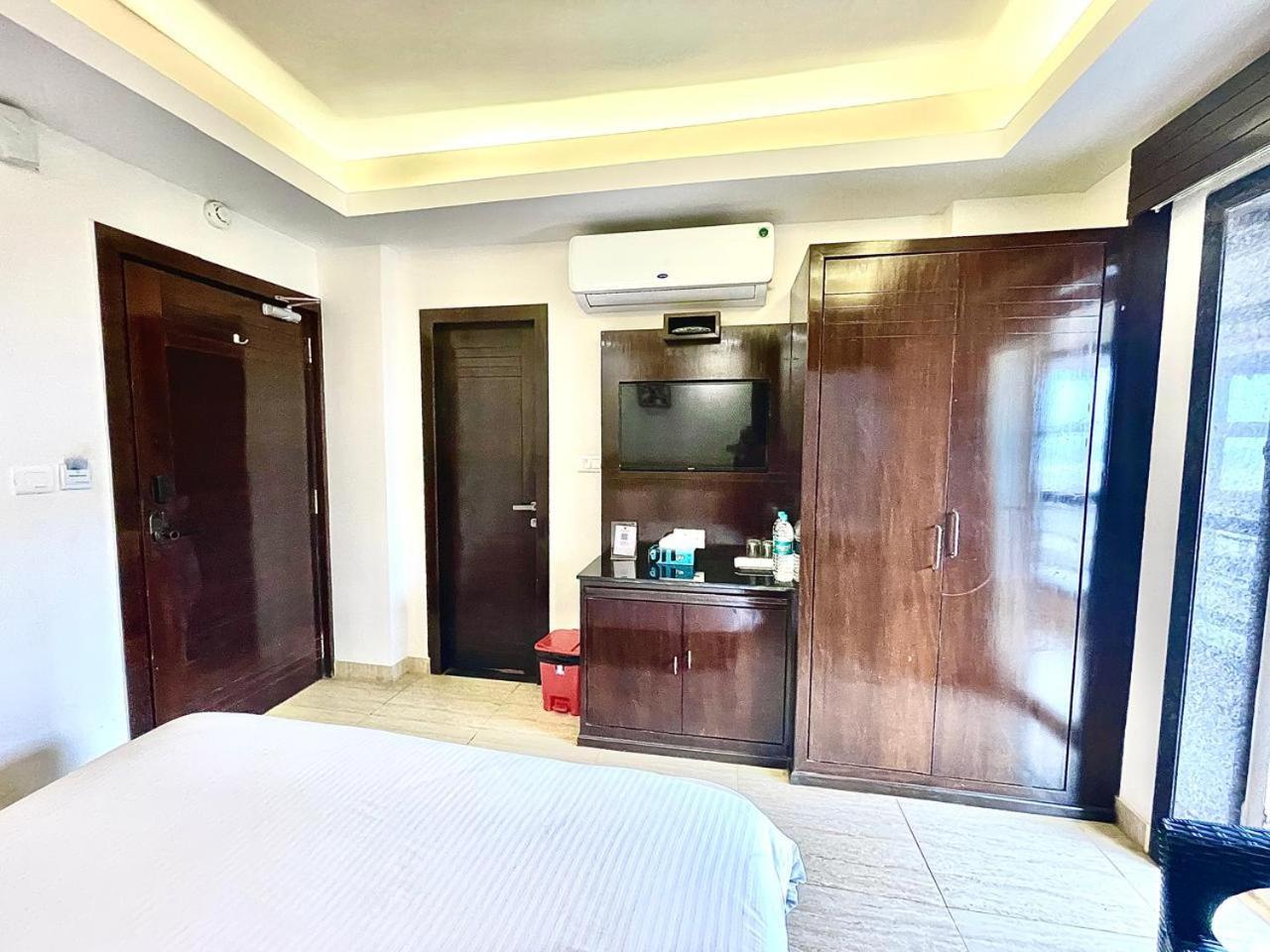 Gr Palace, In Front Of Sea-Beach With Breakfast, Swimming-Pool, Fully Air-Conditioned, Hotel With Parking Availability Puri Ngoại thất bức ảnh