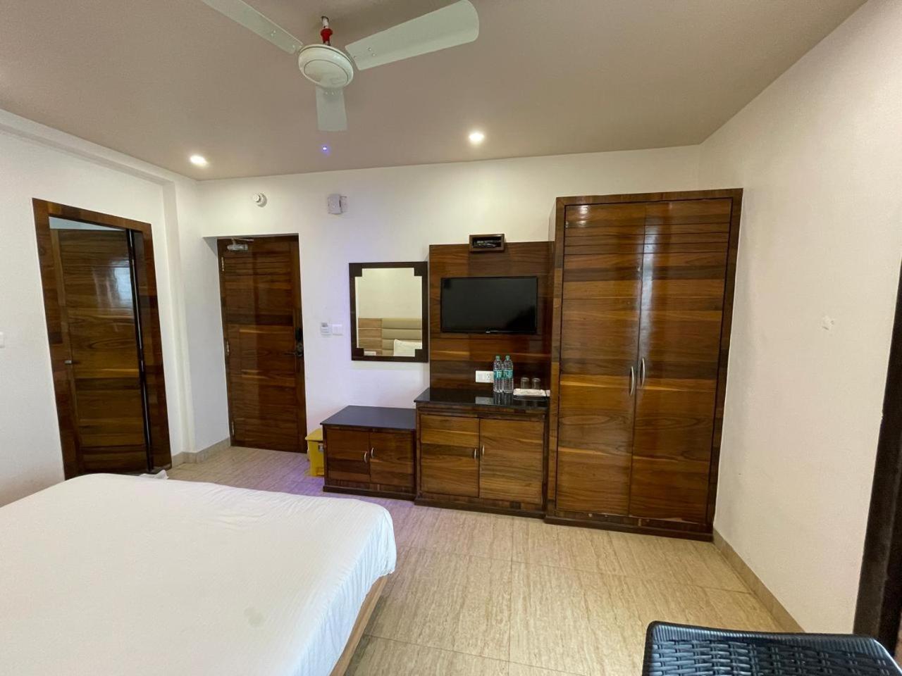 Gr Palace, In Front Of Sea-Beach With Breakfast, Swimming-Pool, Fully Air-Conditioned, Hotel With Parking Availability Puri Ngoại thất bức ảnh