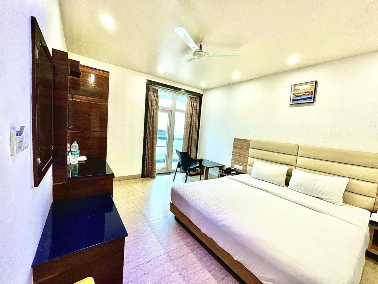 Gr Palace, In Front Of Sea-Beach With Breakfast, Swimming-Pool, Fully Air-Conditioned, Hotel With Parking Availability Puri Ngoại thất bức ảnh