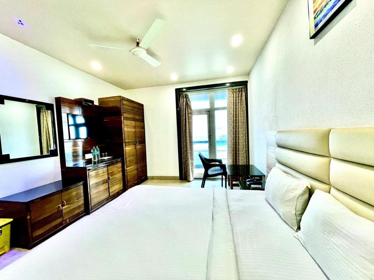 Gr Palace, In Front Of Sea-Beach With Breakfast, Swimming-Pool, Fully Air-Conditioned, Hotel With Parking Availability Puri Ngoại thất bức ảnh