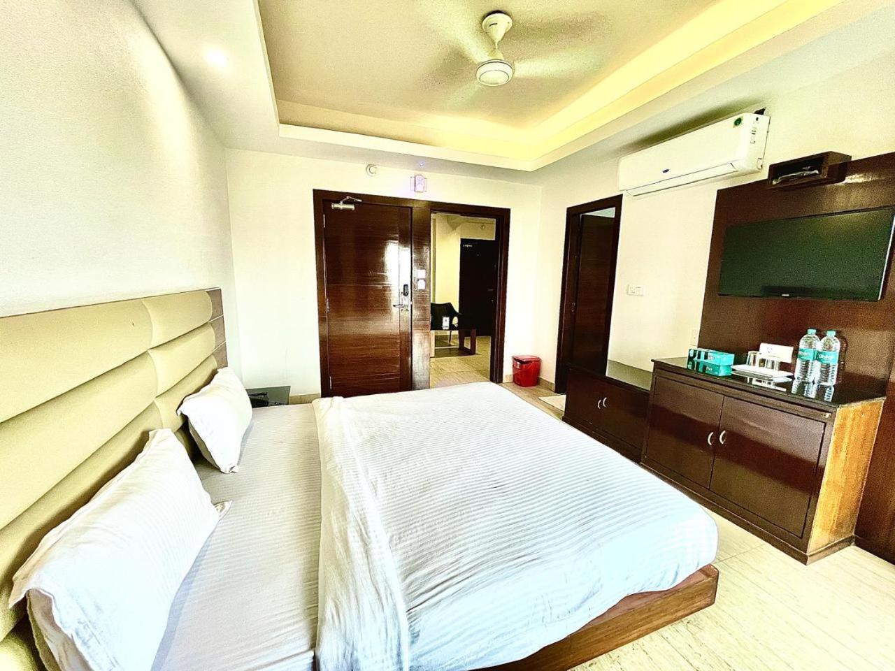 Gr Palace, In Front Of Sea-Beach With Breakfast, Swimming-Pool, Fully Air-Conditioned, Hotel With Parking Availability Puri Ngoại thất bức ảnh